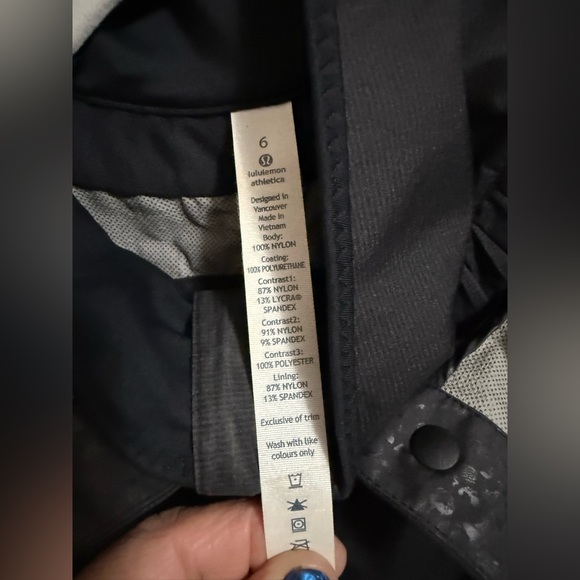 Lululemon Women's Black Hooded convertible vest/jacket size 6 running - Picture 7 of 7